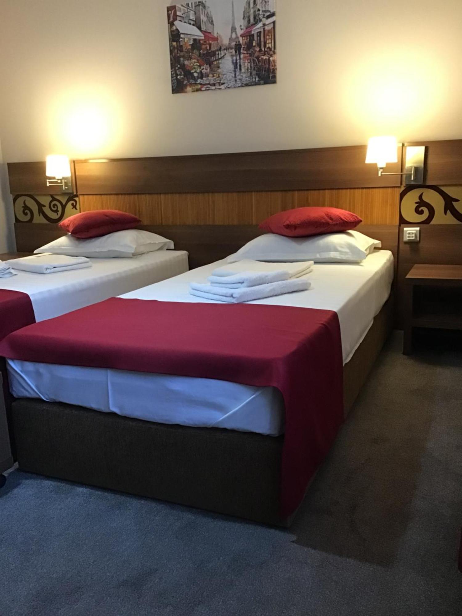 Rora Rose Hotel Bucureşti Ngoại thất bức ảnh